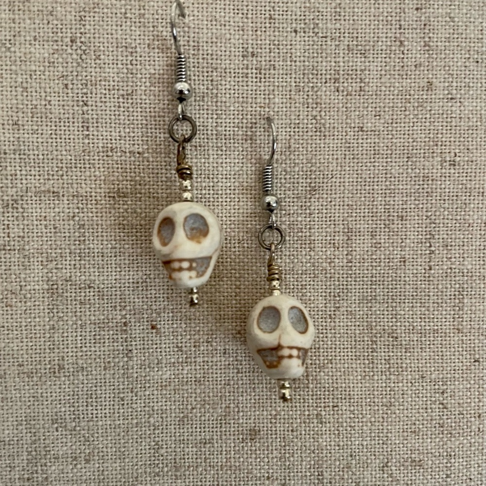Small skull earrings